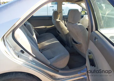 2004 Toyota Camry Le z USA, uszkodzony, nr VIN 4T1BE32K04U913250